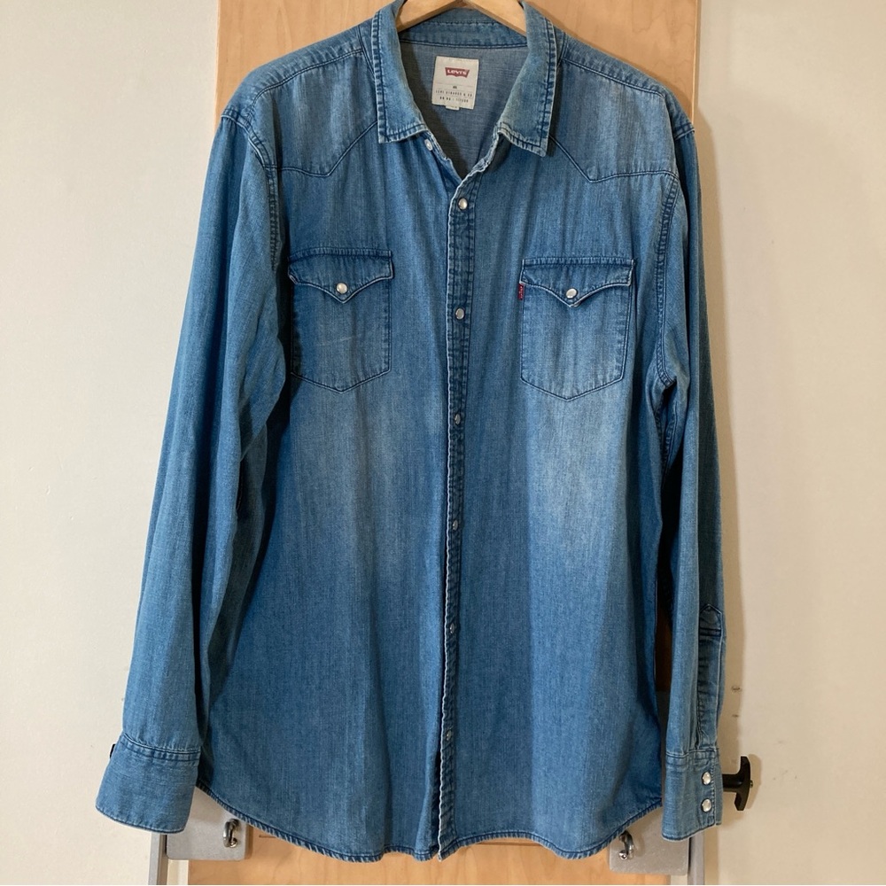 Men’s Levi’s denim snap button shirt, size, XL